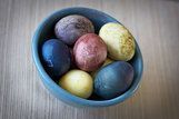Aprenda a colorir ovos com colorantes naturais