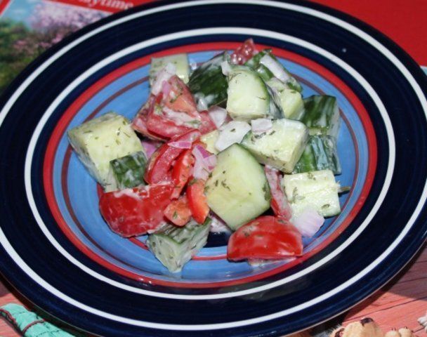 Salada cremosa de pepino e tomate