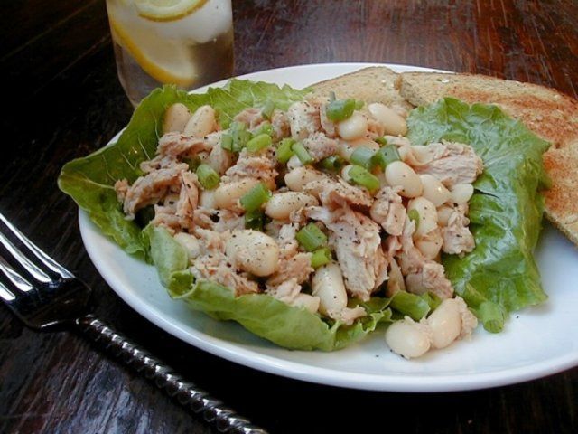 Salada de feijão branco e atum