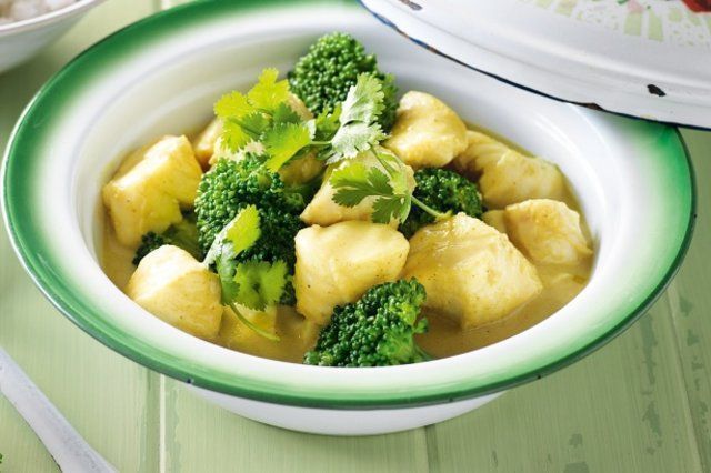 Peixe ao molho de curry com brócolis