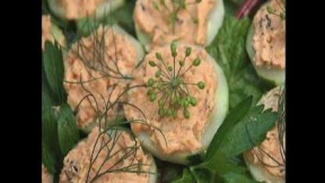 Pepinos com mousse de salmão