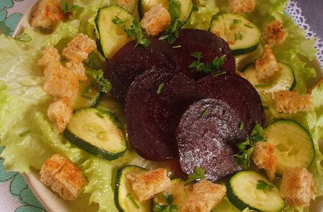 Salada de courgette, beterraba e croutons