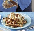 Waffles com banana e calda de caramelo