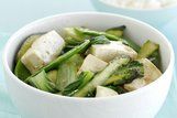 Tofu com ervilhas e rúcula