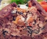 Rocambole de carne com espinafre, ricota e nozes